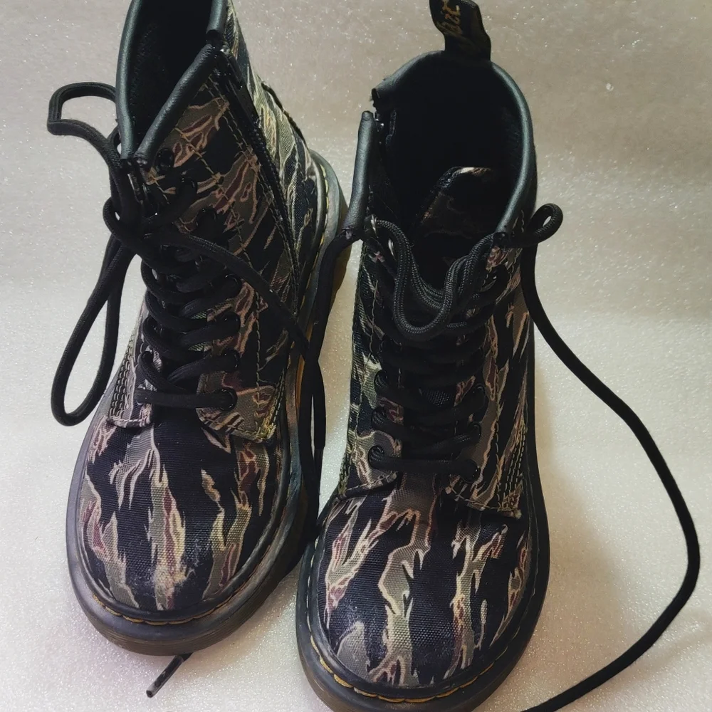 Dr. Martens Kids Camouflage Lace-Up Boots in Green and Black